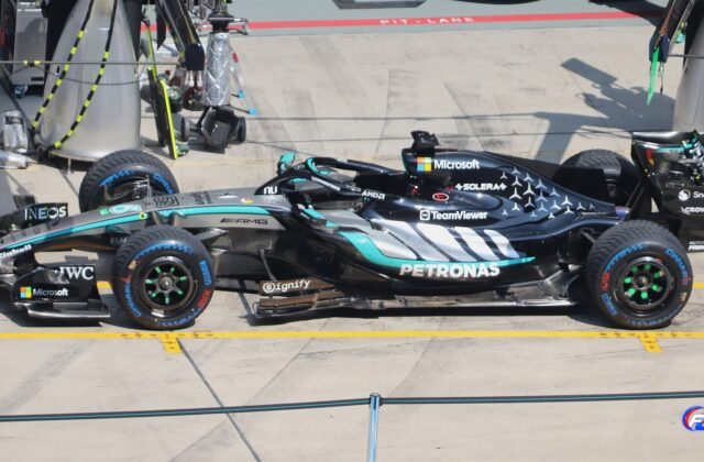 Doriane Pin vise un baquet F1 : une Mercedes W17 lors du Grand Prix de Chine 2026.