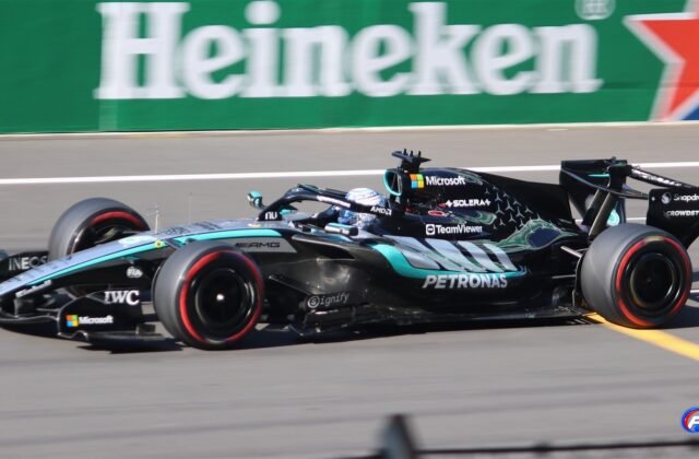 George Russell au volant de la Mercedes W17 lors des qualifications du Grand Prix de Chine 2026