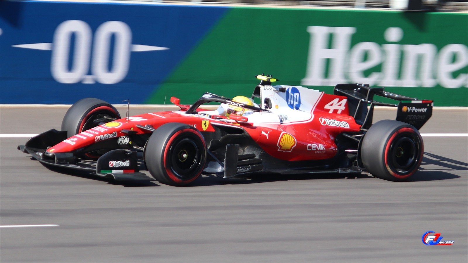 Ferrari SF-26 de Lewis Hamilton dans un virage lors des qualifications du Grand Prix de Chine 2026.