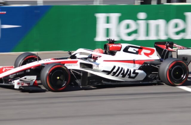 Esteban Ocon au volant de la Haas VF-26 en qualifications du Grand Prix de Chine 2026, photographie réelle de contexte