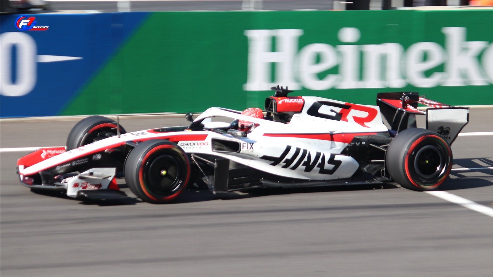 Esteban Ocon au volant de la Haas VF-26 en qualifications du Grand Prix de Chine 2026, photographie réelle de contexte