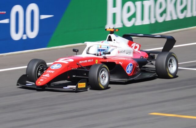 Monoplace blanche et rouge de F1 Academy en piste à Shanghai en 2026, photographie d’archive illustrant le Rookie Test F1 Academy 2026