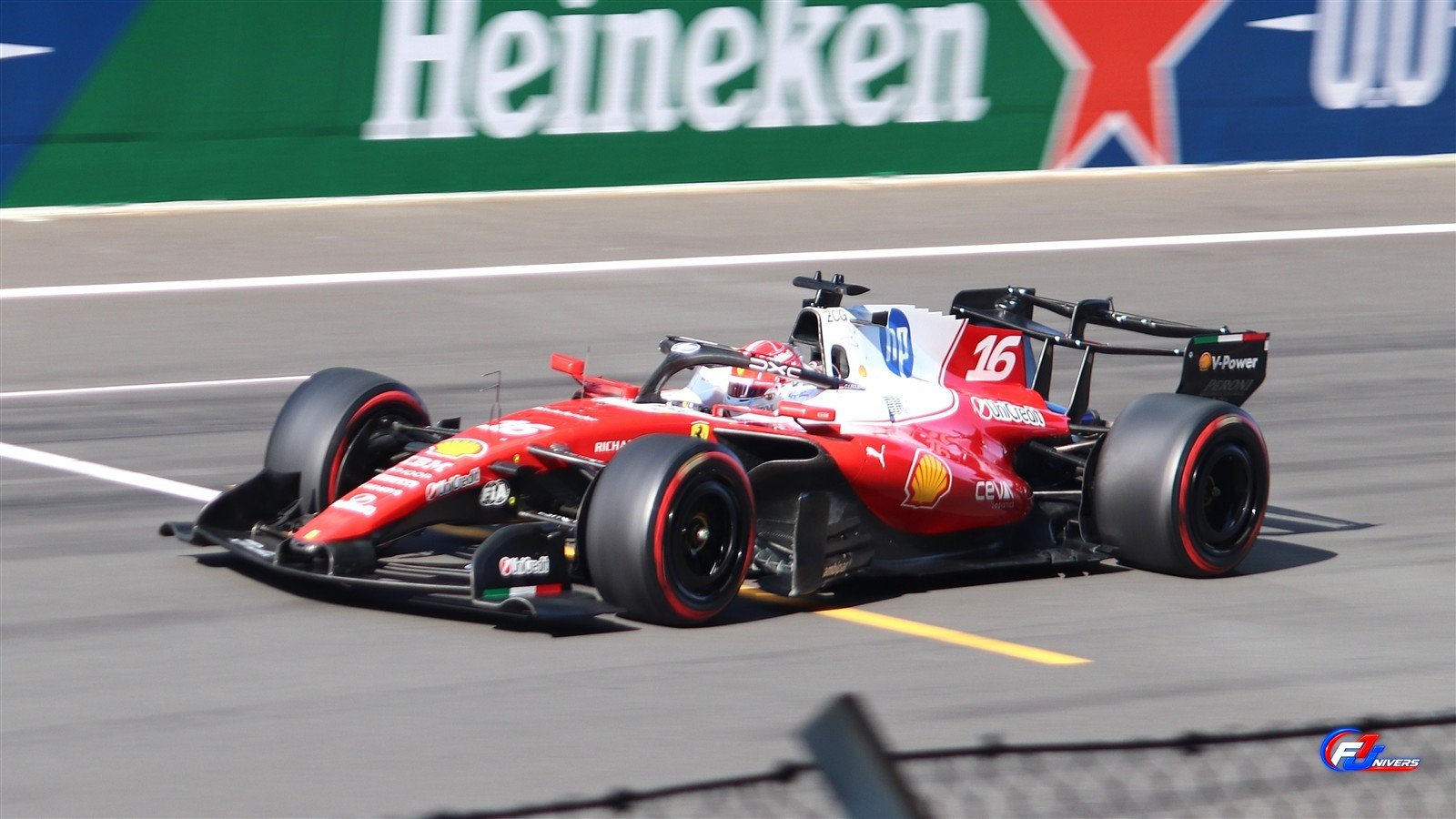 Charles Leclerc au volant de la Ferrari numéro 16 lors des qualifications du Grand Prix de Chine 2026