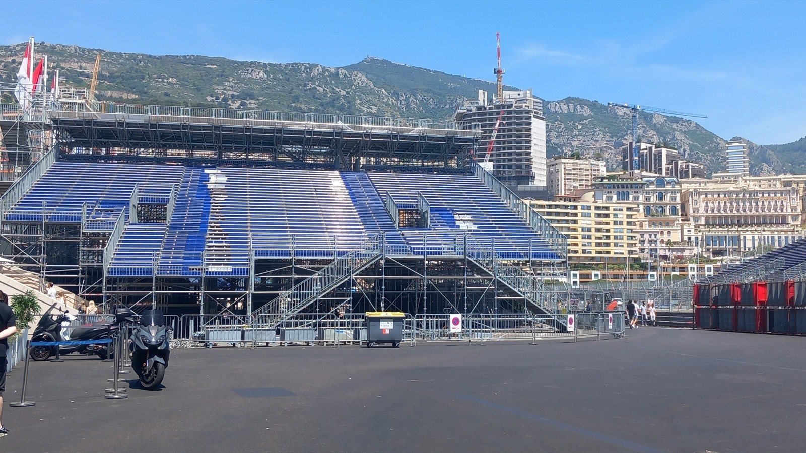 Tribunes et infrastructures du circuit de Monaco après le Grand Prix 2025, avec la Principauté en arrière-plan.