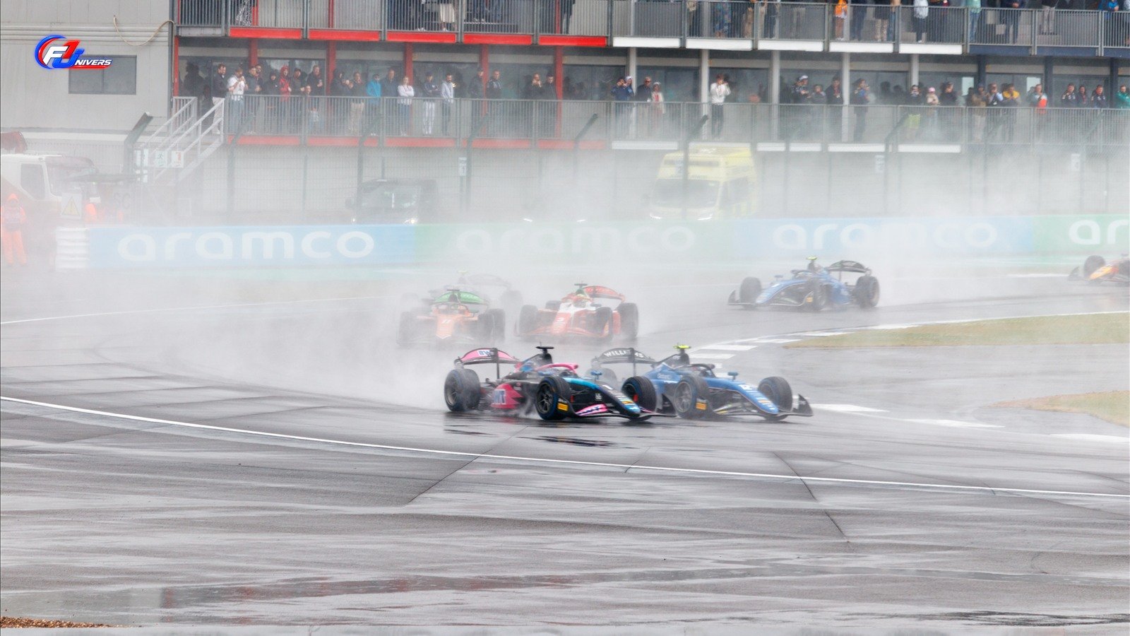 Peloton de monoplaces de Formule 2 sous la pluie à Silverstone en 2024, photographie de contexte