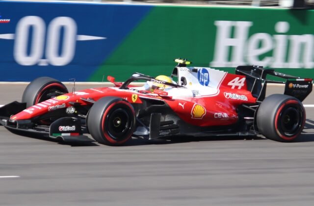 Lewis Hamilton au volant de sa Ferrari en qualifications en Chine 2026, image de contexte