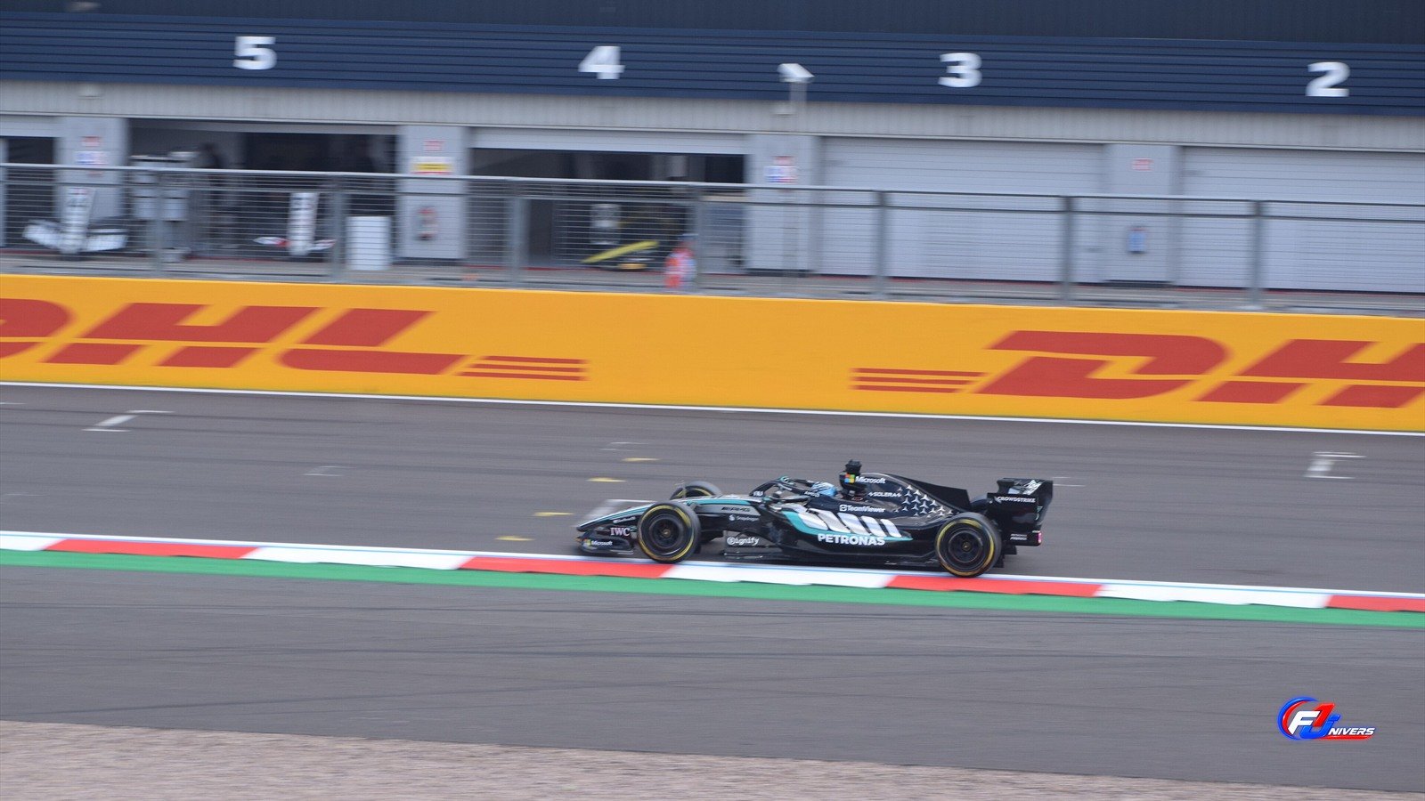 George Russell en pole à Bakou : la Mercedes W17 de Russell au Grand Prix de Grande-Bretagne 2026.