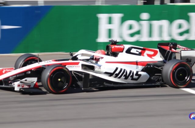 Haas et plafond budgétaire : la VF-26 d’Esteban Ocon en qualifications au Grand Prix de Chine 2026.