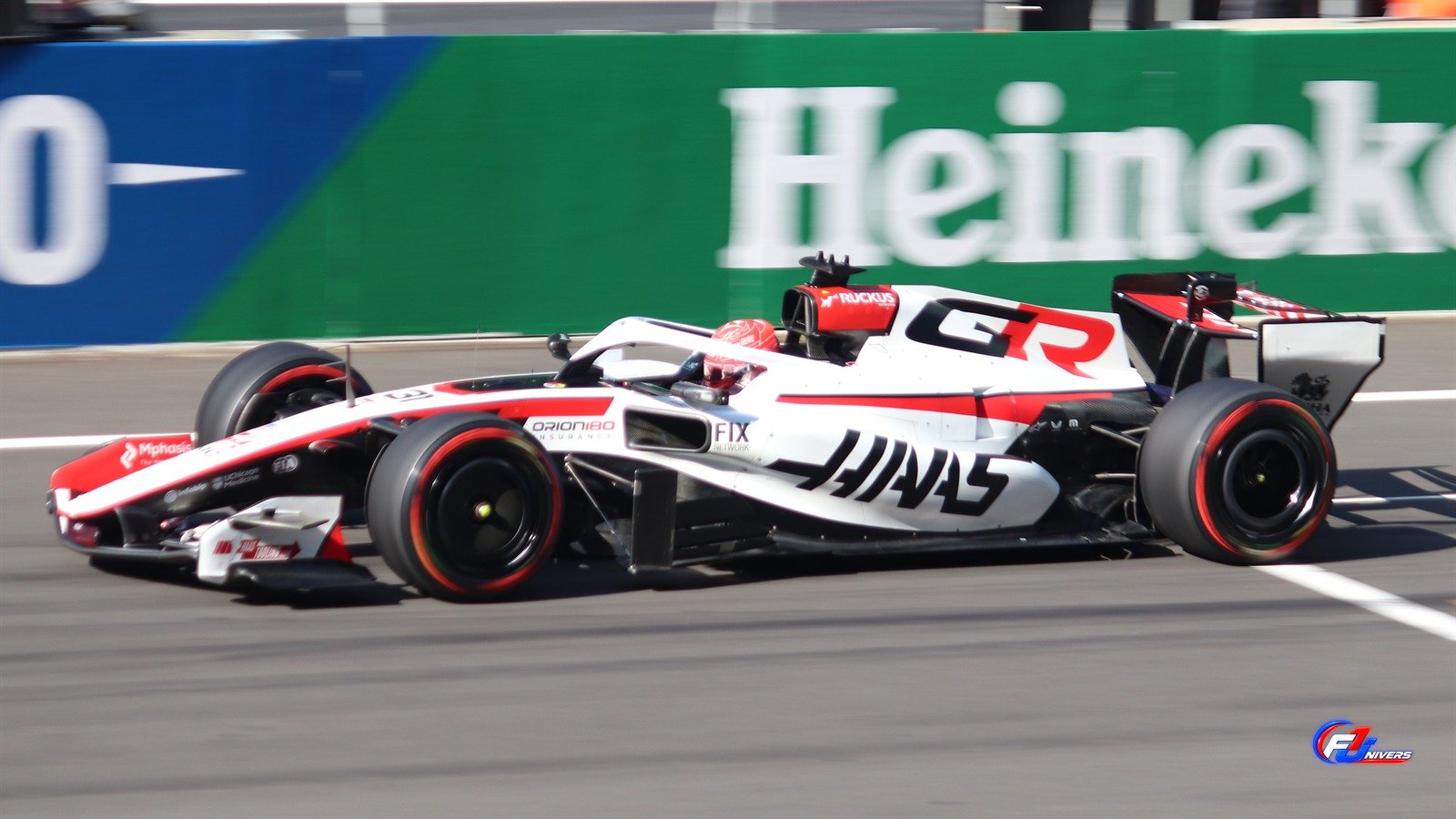 Haas et plafond budgétaire : la VF-26 d’Esteban Ocon en qualifications au Grand Prix de Chine 2026.