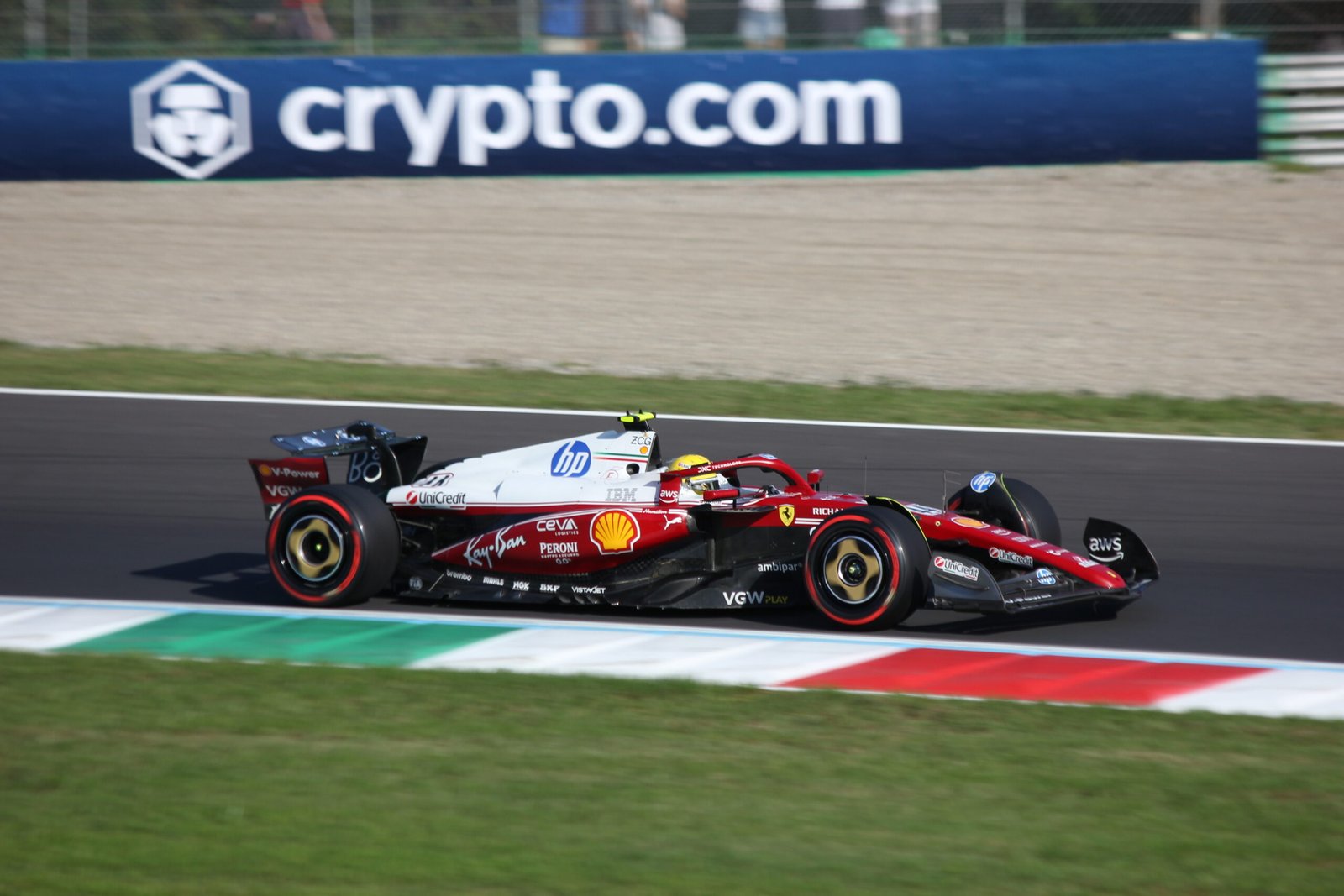 Lewis Hamilton au volant de sa Ferrari lors des qualifications du Grand Prix d’Italie 2025 à Monza.