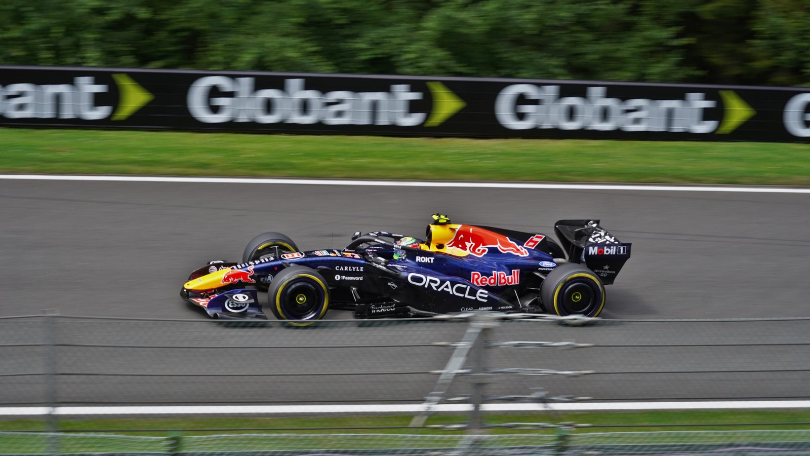 Isack Hadjar au volant de sa Red Bull RB22 au Grand Prix de Belgique 2026, photo réelle sous licence pour illustrer son podium rétabli à Monaco.