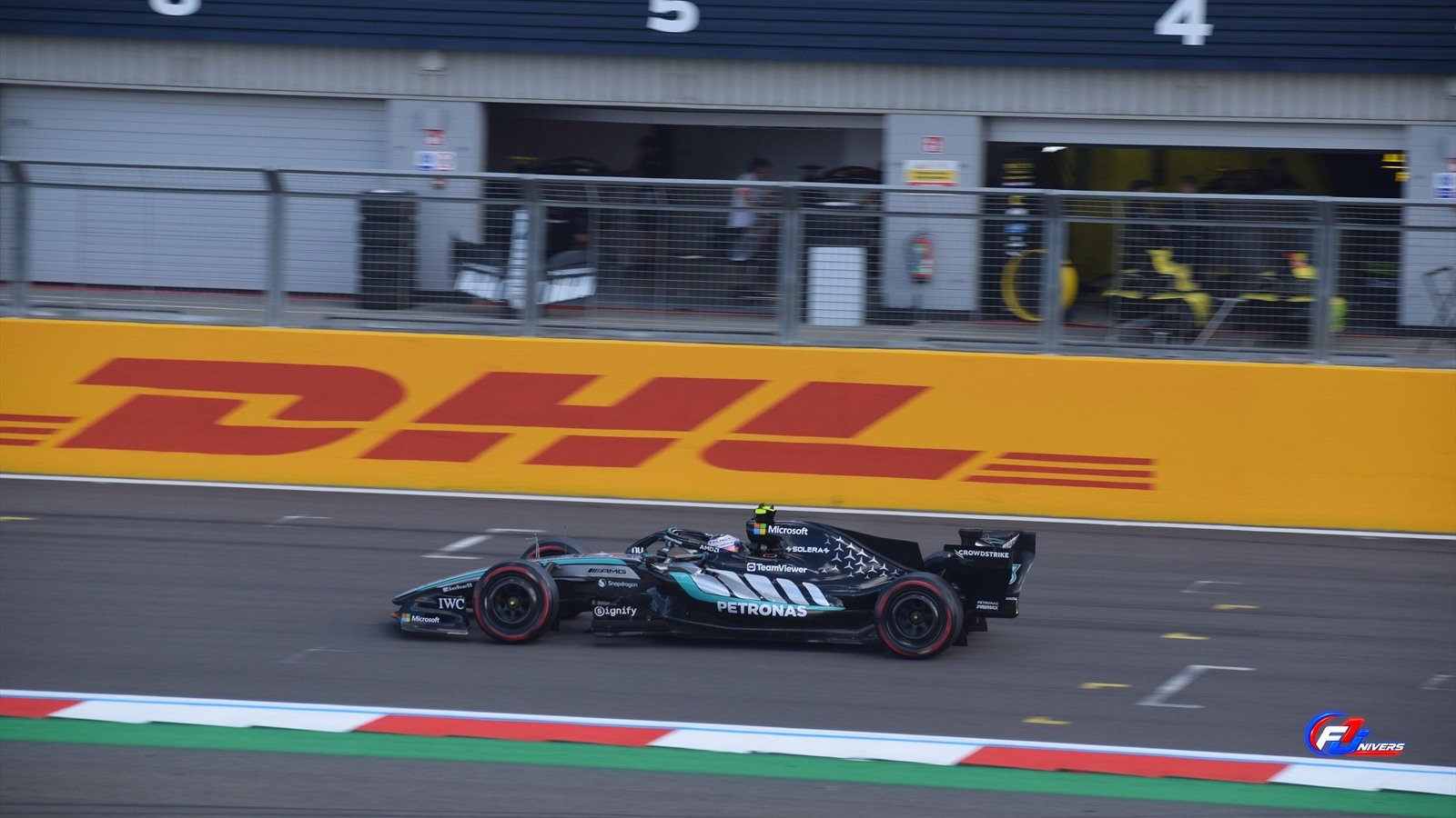 George Russell en pole à Bakou : Kimi Antonelli au volant de la Mercedes W17 au Grand Prix de Grande-Bretagne 2026.