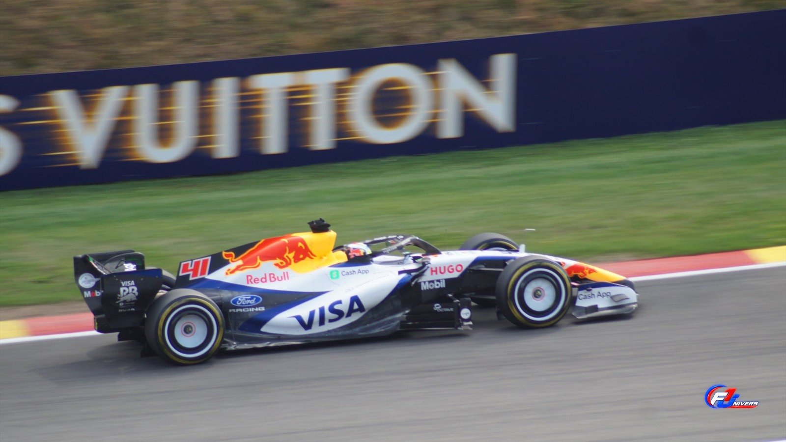 Lawson-Lindblad à Bakou : Arvid Lindblad pilote la VCARB 03 lors des essais libres à Spa-Francorchamps en 2026.