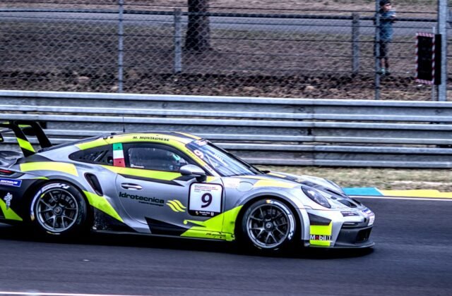 Voiture de course n°9 en piste pendant la semaine des 24 Heures du Mans 2025.