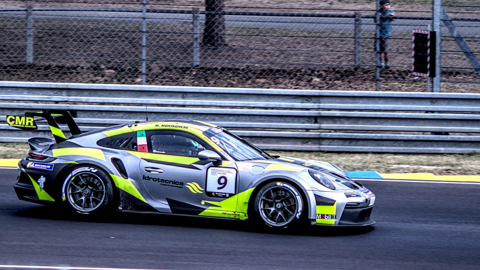 Voiture de course n°9 en piste pendant la semaine des 24 Heures du Mans 2025.