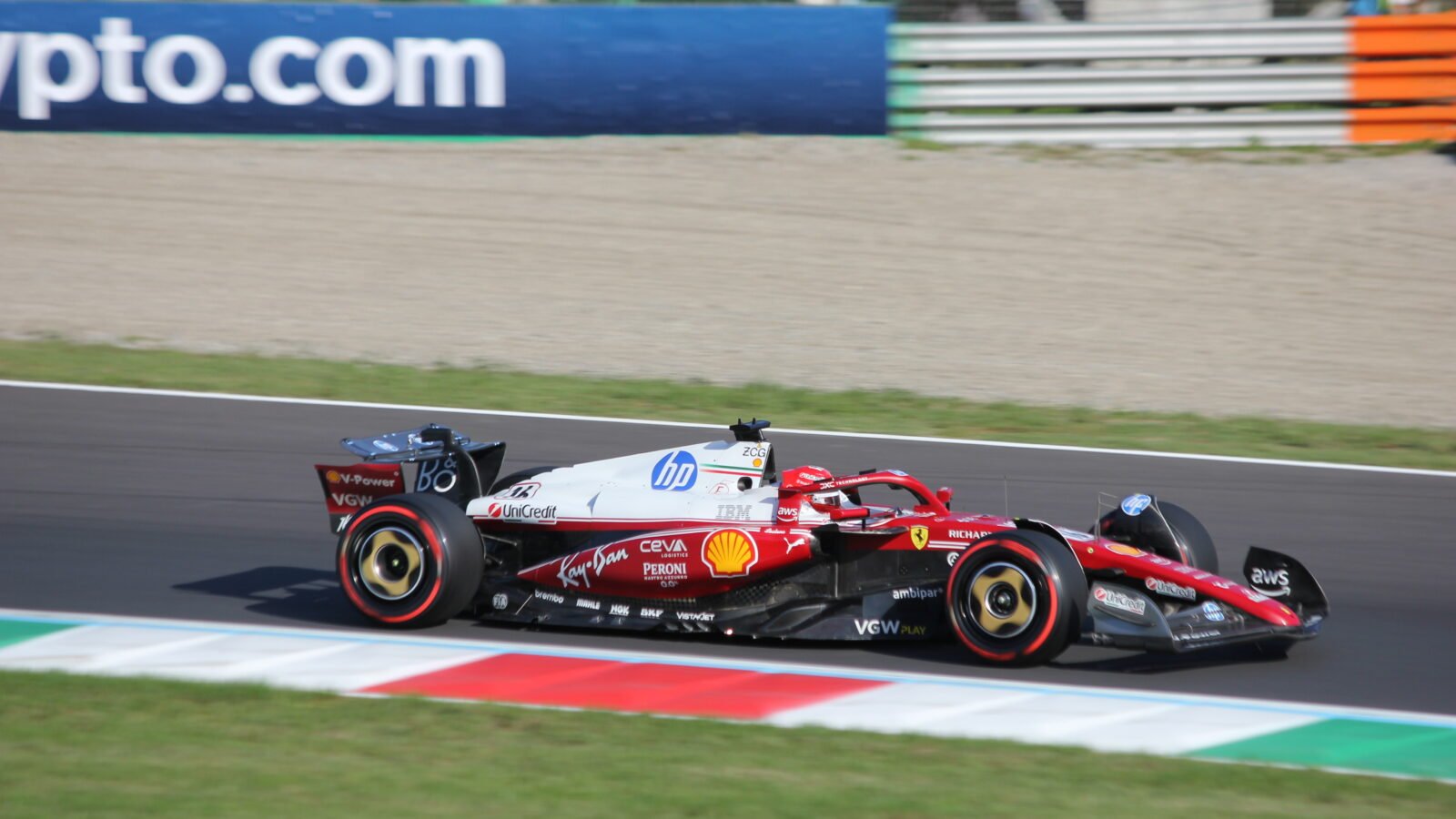 Charles Leclerc au volant de sa Ferrari lors des qualifications du Grand Prix d’Italie 2025 à Monza.