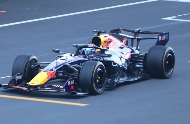 Max Verstappen au volant de la Red Bull RB22 au GP de Chine 2026, photographie d’archive illustrant Max vs 100