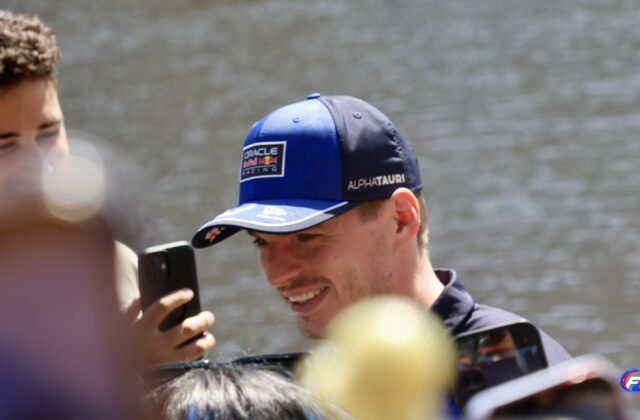 Max vs 100 : Max Verstappen au Fan Zone Red Bull de Melbourne en mars 2026.