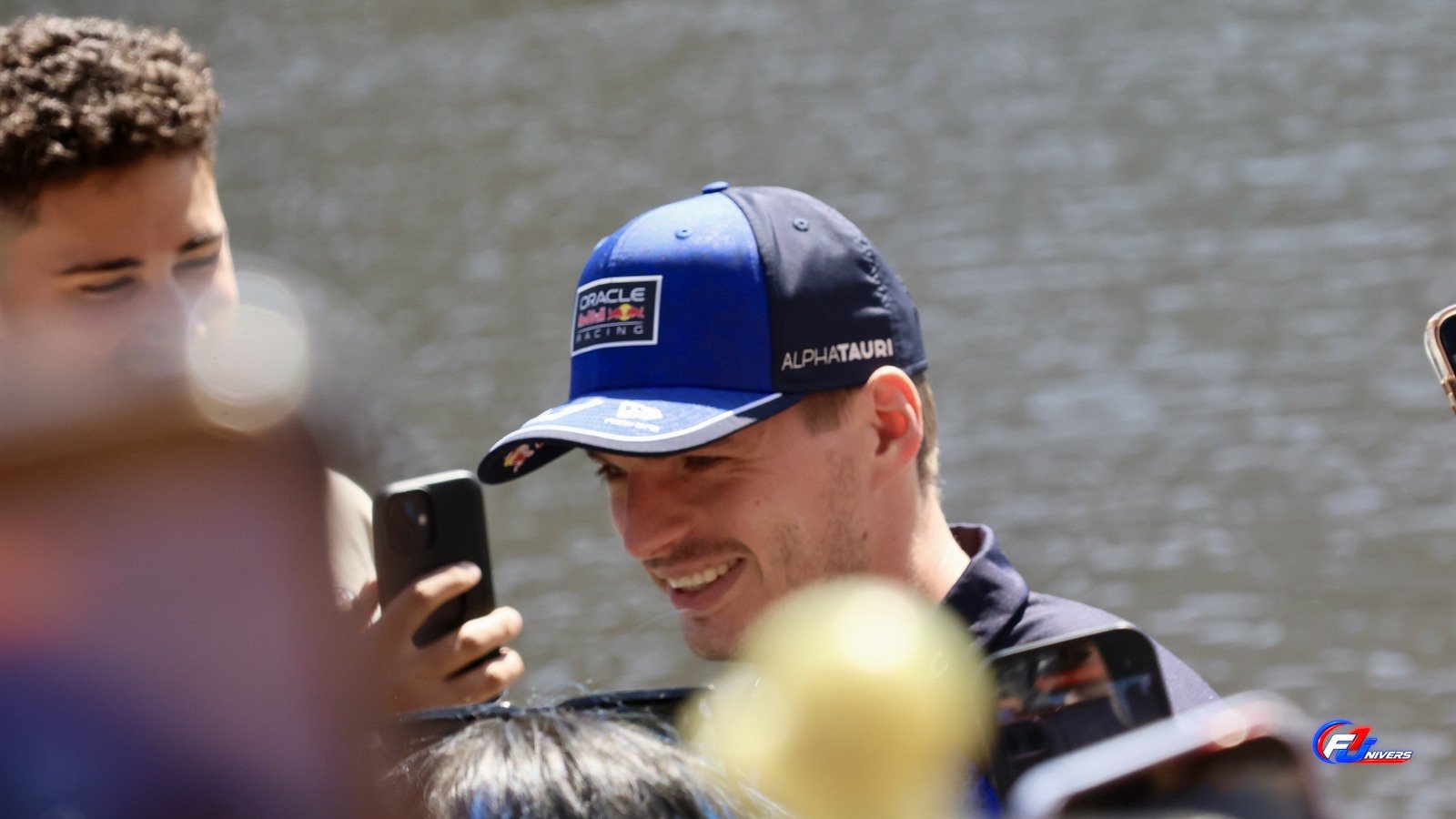 Max vs 100 : Max Verstappen au Fan Zone Red Bull de Melbourne en mars 2026.