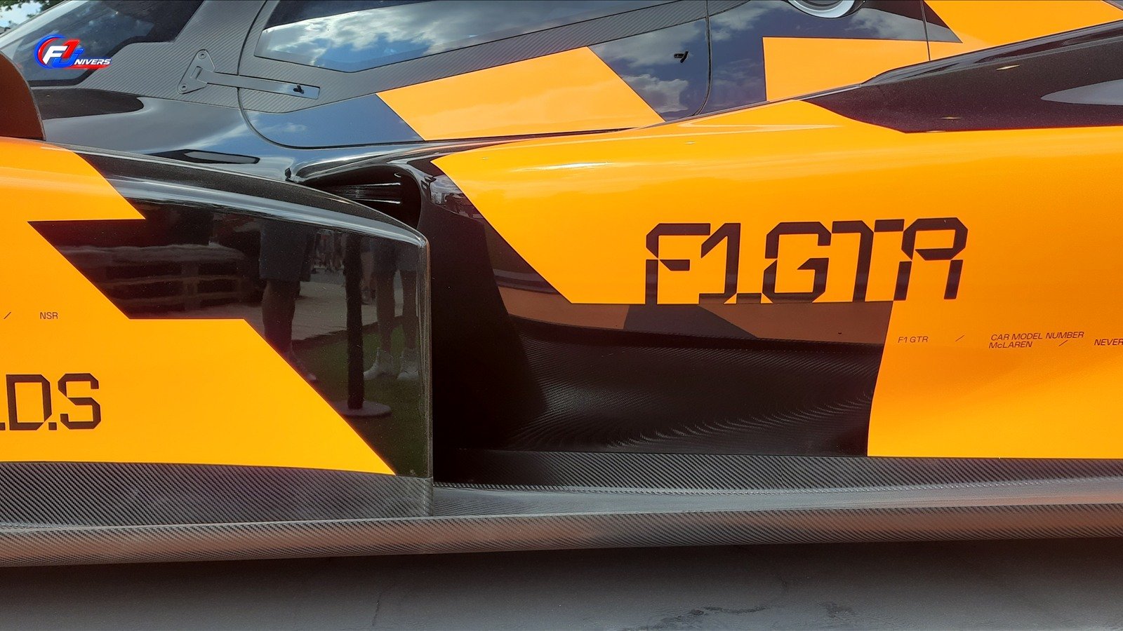 Détail de carrosserie d’un prototype McLaren photographié aux 24 Heures du Mans 2025, image réelle de contexte