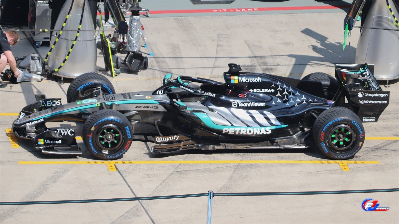 Mercedes W17 dans la voie des stands au Grand Prix de Chine 2026