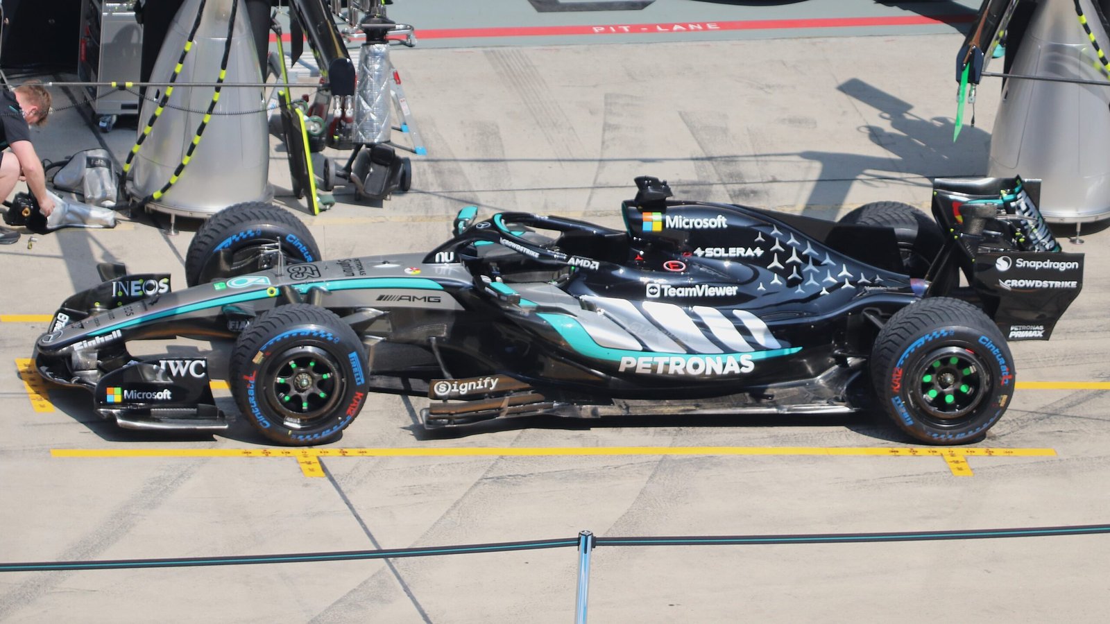 Mercedes W17 de George Russell dans la voie des stands au Grand Prix de Chine 2026