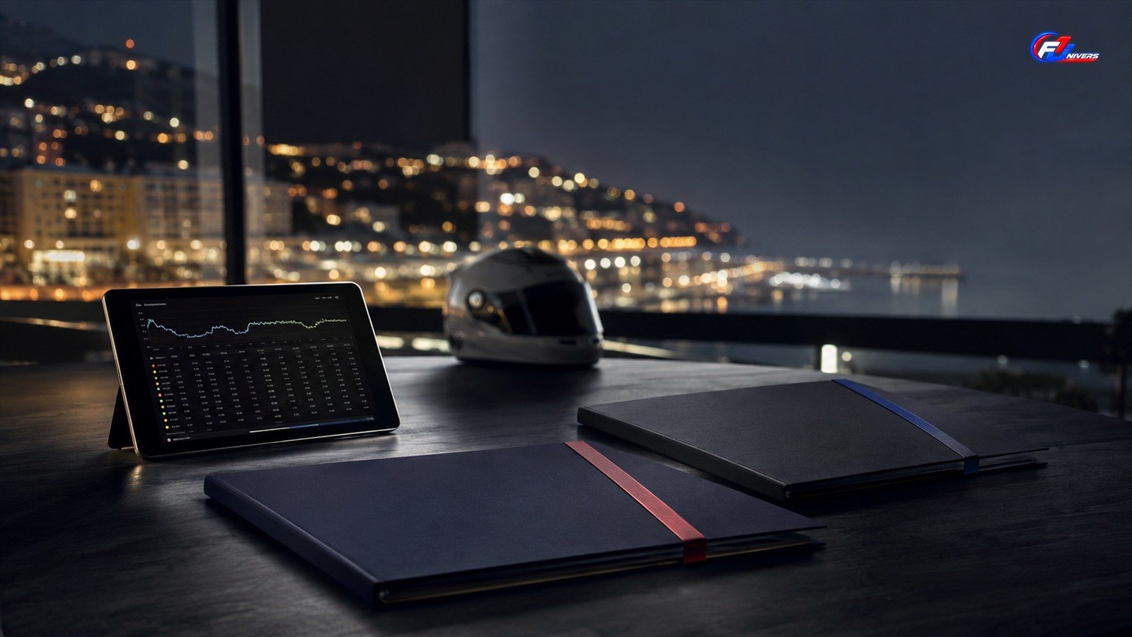 Dossiers de course fictifs et tablette de chronométrage générique devant une ville nocturne, visuel éditorial généré par IA pour F1 Univers.