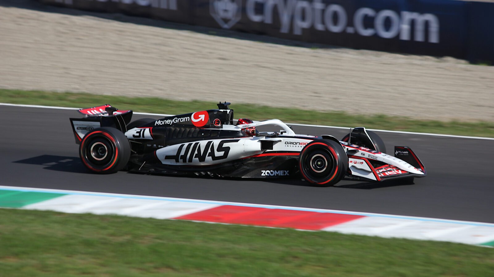 Esteban Ocon au volant de sa Haas lors des qualifications du Grand Prix d’Italie 2025 à Monza.