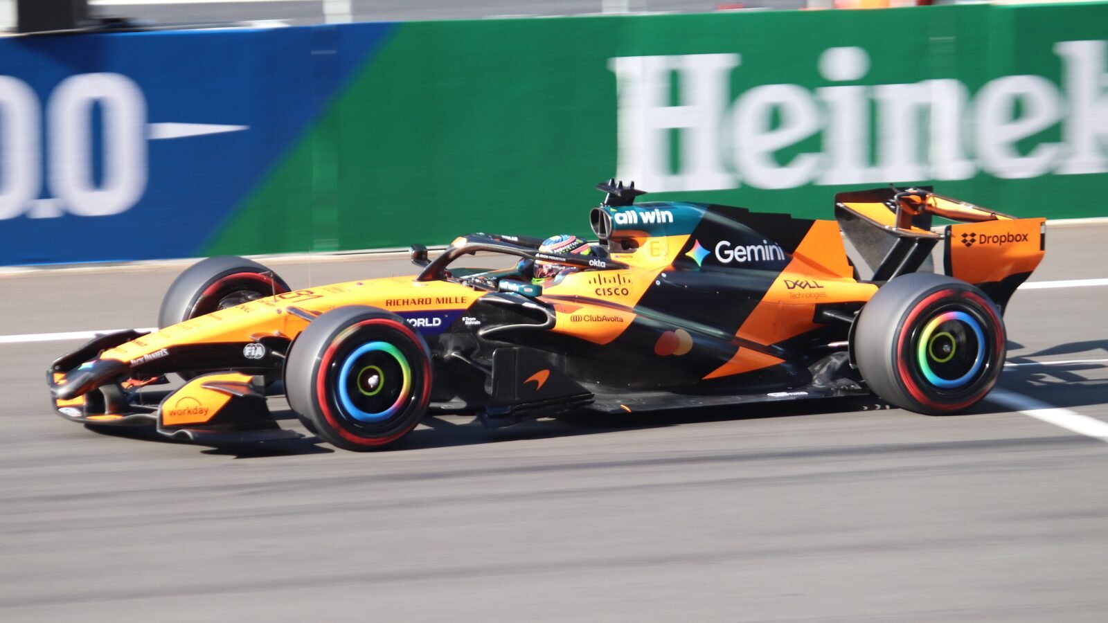 Oscar Piastri au volant de sa McLaren MCL40 en qualifications du Grand Prix de Chine 2026, photo réelle sous licence pour illustrer l’appel de McLaren à Monaco.