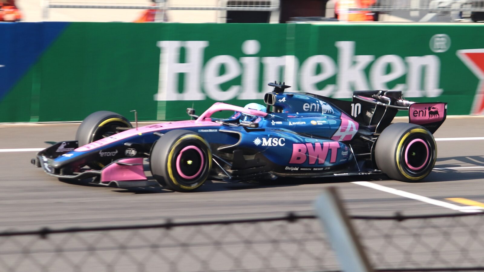 Pierre Gasly au volant de son Alpine A526 en qualifications du Grand Prix de Chine 2026, photo réelle sous licence pour illustrer le contexte du litige de Monaco.