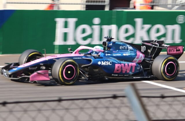 Pierre Gasly au volant de son Alpine A526 en qualifications du Grand Prix de Chine 2026, photo réelle sous licence pour illustrer le contexte du litige de Monaco.