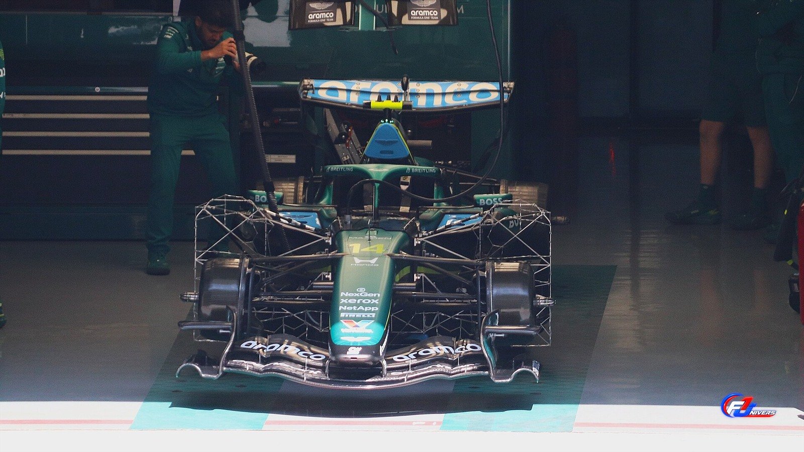 Qatar et Abu Dhabi : une Aston Martin AMR26 dans son garage au Grand Prix de Chine 2026.