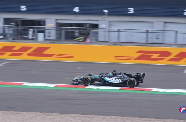 George Russell pilote la Mercedes W17 lors du Grand Prix de Grande-Bretagne 2026.