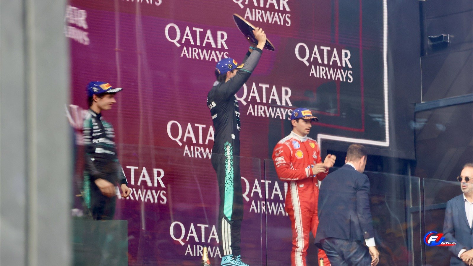 George Russell célèbre sur le podium du Grand Prix d Australie 2026.