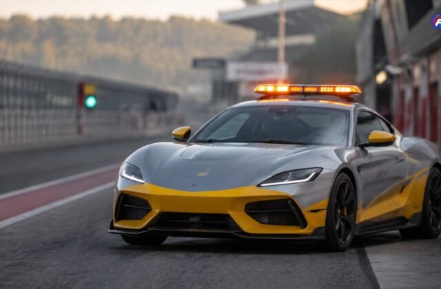 Voiture de sécurité fictive argentée et jaune dans une voie des stands, visuel éditorial généré par IA pour F1 Univers.