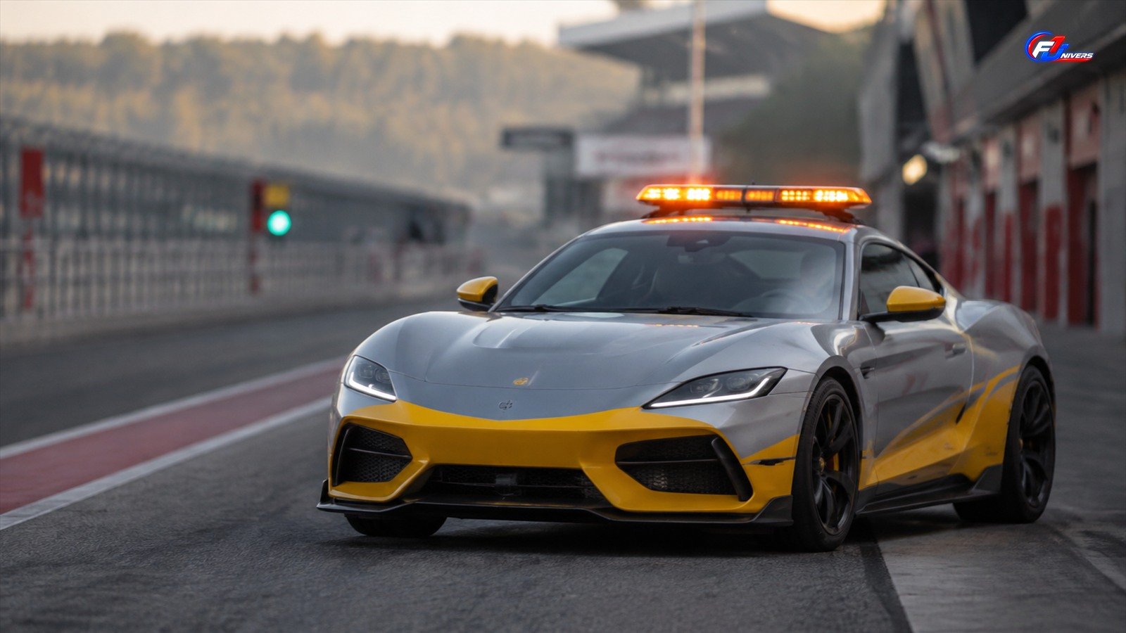 Voiture de sécurité fictive argentée et jaune dans une voie des stands, visuel éditorial généré par IA pour F1 Univers.