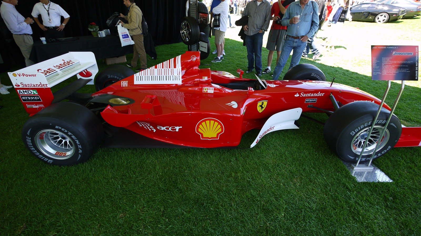 Ferrari F2001 exposée en plein air, vue de trois quarts.