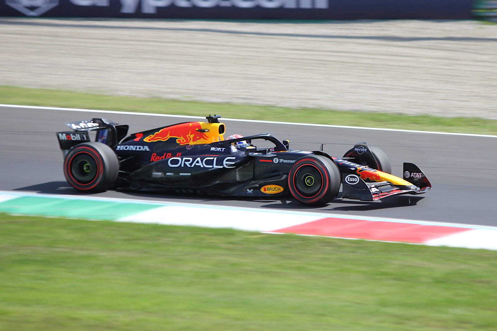 Max Verstappen au volant de sa Red Bull lors des essais libres 3 du Grand Prix d’Italie 2025 à Monza.