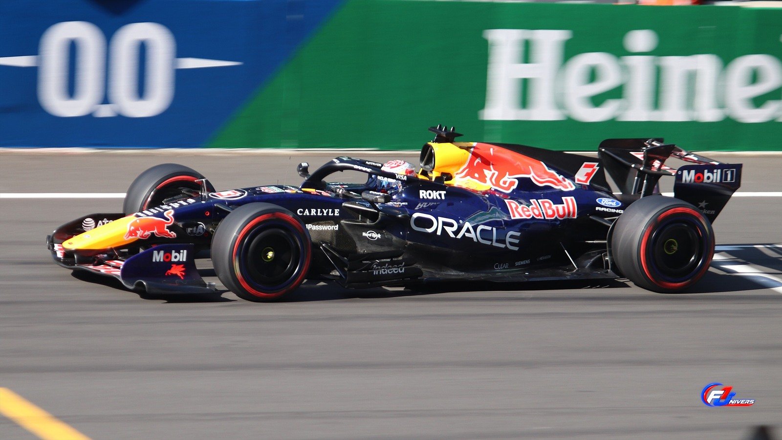 Verstappen à Bakou : Max Verstappen pilote la Red Bull RB22 lors des qualifications du Grand Prix de Chine 2026.